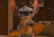Stitch berdiri di tempat tidur di Lilo & Stitch (2025)