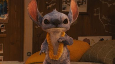 Stitch berdiri di tempat tidur di Lilo & Stitch (2025)