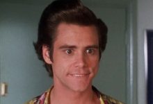 Ace Ventura Jim Carrey melihat ke seberang bingkai di Ace Ventura Pet Detective