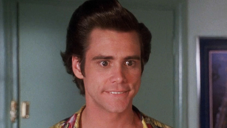 Ace Ventura Jim Carrey melihat ke seberang bingkai di Ace Ventura Pet Detective