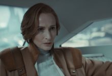 Mon Mothma duduk di belakang speeder di episode Andor Season 2 Welcome to the Rebellion