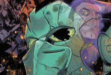 Topeng goblin hijau yang hancur dengan refleksi Norman Osborn tentang sampul Ultimate Spider-Man #17
