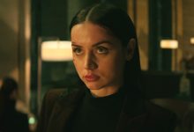 Ana de Armas sebagai Hawa berdiri di meja check -in di Continental di Ballerina