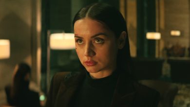 Ana de Armas sebagai Hawa berdiri di meja check -in di Continental di Ballerina
