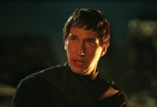 Adam Driver sebagai Cesar Catalina yang melihat ke atas di Megalopolis