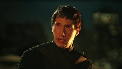 Adam Driver sebagai Cesar Catalina yang melihat ke atas di Megalopolis