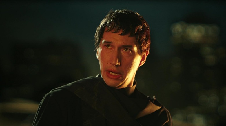 Adam Driver sebagai Cesar Catalina yang melihat ke atas di Megalopolis