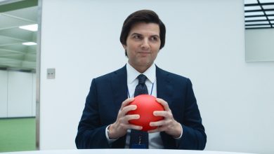 Mark S. memegang bola merah dan menyeringai pada pesangon