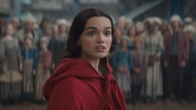 Rachel Zegler As Snow White mengenakan jubah merah di Snow White (2025)