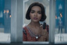 Rachel Zegler As Snow White menatap ke luar jendela sambil memegang sapu di Snow White (2025)