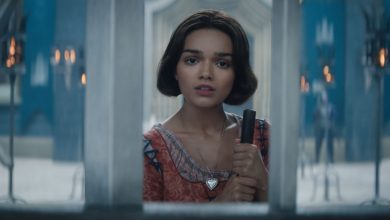 Rachel Zegler As Snow White menatap ke luar jendela sambil memegang sapu di Snow White (2025)