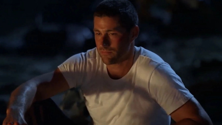 Jack mengenakan T-shirt putih di Lost