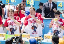 Joey Chestnut di Nathans Kontes Makan Hot Dog Internasional Terkenal