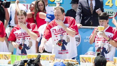 Joey Chestnut di Nathans Kontes Makan Hot Dog Internasional Terkenal