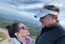 Bill Belichick dan Jordon Hudson saling memandang