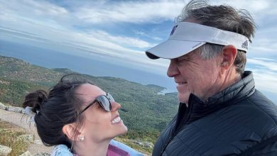 Bill Belichick dan Jordon Hudson saling memandang