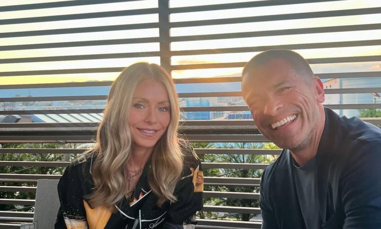 Kelly Ripa dan Mark Consuelos saat makan malam