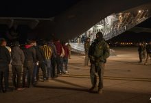 Militer AS menghabiskan lebih dari $ 21 juta untuk penerbangan deportasi tahun ini