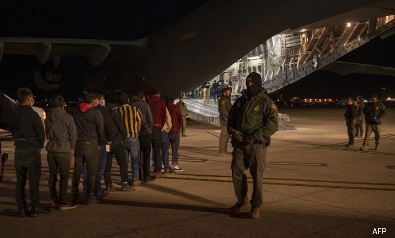 Militer AS menghabiskan lebih dari $ 21 juta untuk penerbangan deportasi tahun ini