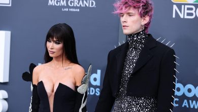 Megan Fox dan Machine Gun Kelly berpegangan tangan