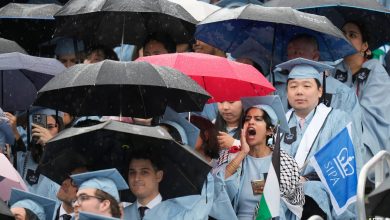 Siswa melantunkan "Mahmoud gratis" di Wisuda Universitas Columbia