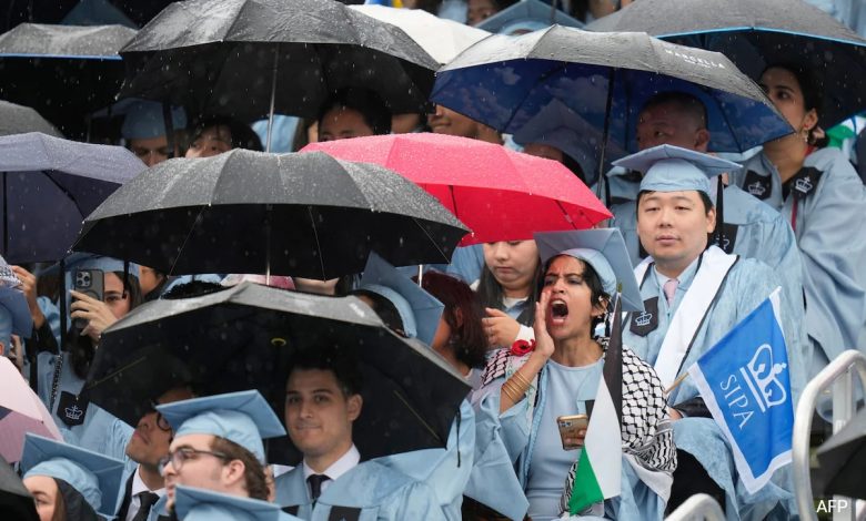Siswa melantunkan "Mahmoud gratis" di Wisuda Universitas Columbia