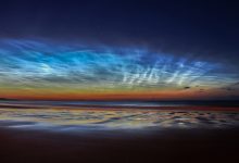 Sunderland Noctilucent Cloud Display, runner up dalam kategori Skyscapes dalam kompetisi Fotografer Astronomi tahunan Insight Observatory Royal Observatory. Diambil 7 Juli 2014 di Seaburn Beach, Sunderland, Inggris.