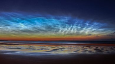 Sunderland Noctilucent Cloud Display, runner up dalam kategori Skyscapes dalam kompetisi Fotografer Astronomi tahunan Insight Observatory Royal Observatory. Diambil 7 Juli 2014 di Seaburn Beach, Sunderland, Inggris.