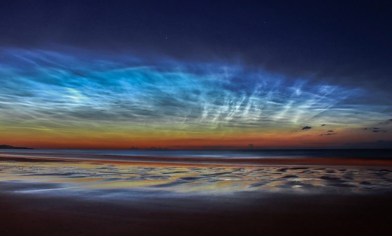 Sunderland Noctilucent Cloud Display, runner up dalam kategori Skyscapes dalam kompetisi Fotografer Astronomi tahunan Insight Observatory Royal Observatory. Diambil 7 Juli 2014 di Seaburn Beach, Sunderland, Inggris.