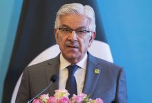 Bagaimana Pak Menteri Khawaja Asif membawa bantuan komik di tengah ketegangan di perbatasan