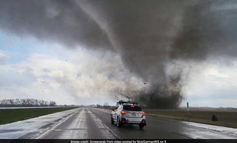 Cuaca yang parah dapat menyebabkan tornado, es berukuran bola golf di US Midwest