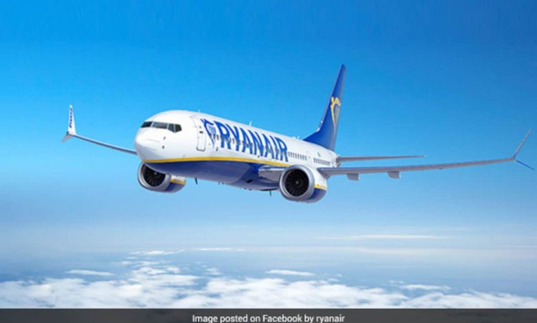 Ryanair memesan pramugari untuk mengembalikan kenaikan gaji yang mereka terima