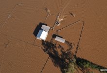 Pejabat Australia Airdrop Pasokan ke petani yang terdampar dalam banjir