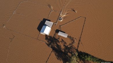 Pejabat Australia Airdrop Pasokan ke petani yang terdampar dalam banjir