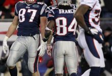 Aaron Hernandez dan Rob Gronkowski di lapangan sepak bola.