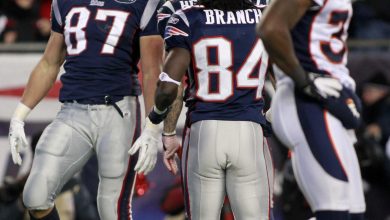 Aaron Hernandez dan Rob Gronkowski di lapangan sepak bola.