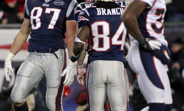 Aaron Hernandez dan Rob Gronkowski di lapangan sepak bola.