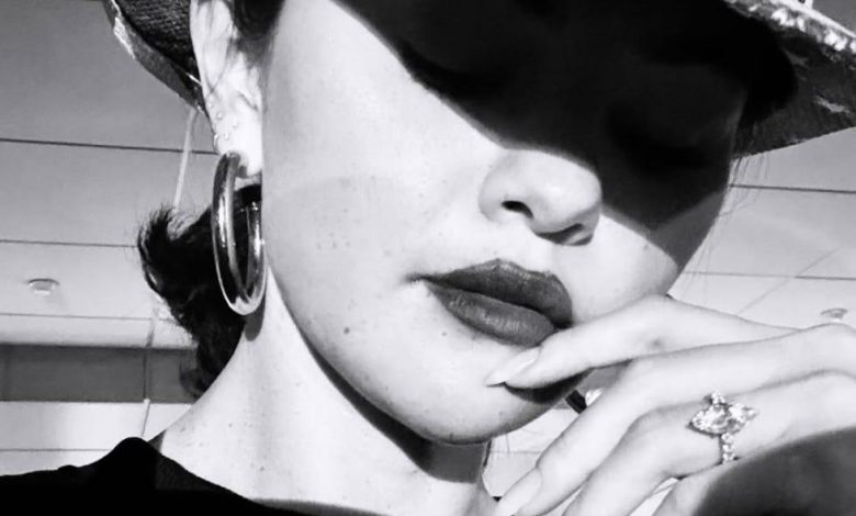 Selena gomez posting memuji beyonce