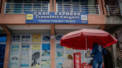 Di mana orang tua membayar biaya sekolah dalam kaleng minyak kelapa sawit, makanan