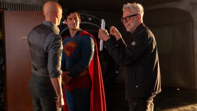 Sutradara James Gunn Tertawa dengan Aktor David Corenswet sebagai Superman dan Nicholas Hoult sebagai Lex Luthor di set Superman
