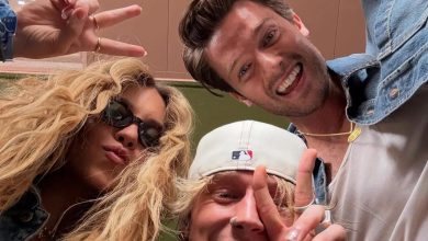 Machine Gun Kelly, Sydney Sweeney, dan Lainnya Take Selfie