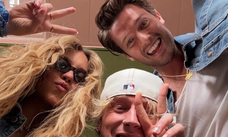 Machine Gun Kelly, Sydney Sweeney, dan Lainnya Take Selfie