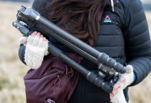 Wanita yang memegang Benro Rhino terlipat