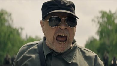 Mark Hamill sebagai mayor memberikan pidato kepada anak laki -laki dalam perjalanan panjang