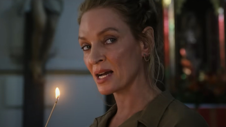 Uma Thurman sebagai abadi pertama meniup nyala api di penjaga lama 2