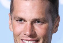 Tom Brady tersenyum