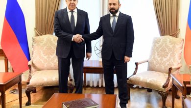 Menteri Luar Negeri Ararat Ararat Mirzoyan (R) dan rekannya Rusia Sergei Lavrov (L) bertemu di Yerevan