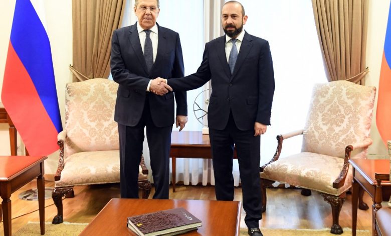 Menteri Luar Negeri Ararat Ararat Mirzoyan (R) dan rekannya Rusia Sergei Lavrov (L) bertemu di Yerevan