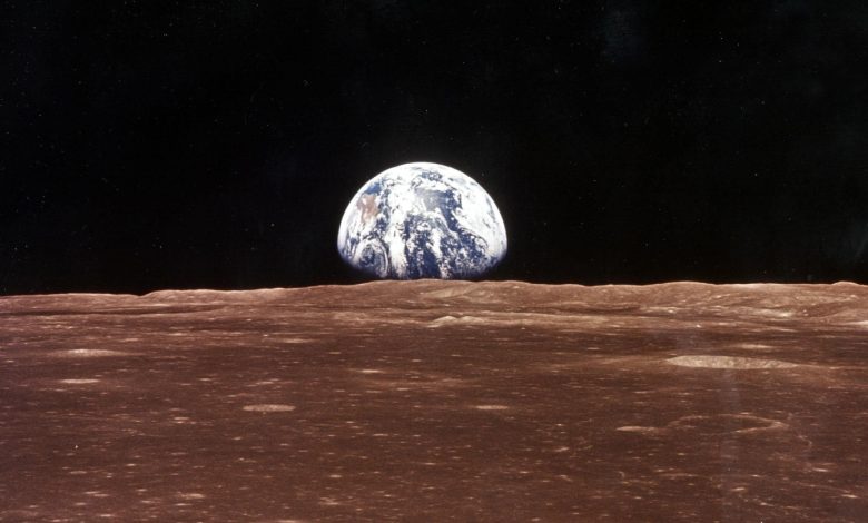 Kanada (gambar beberapa ratus ribu mil di latar belakang) dapat mulai menuntut para astronot atas kejahatan yang dilakukan di bulan.