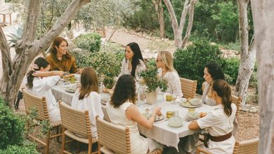 Wanita makan brunch hal yang harus dilakukan di bulan Mei.